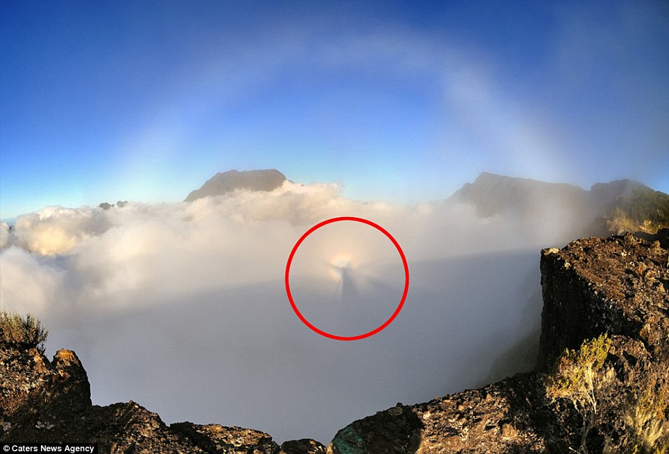 现场：火山岛云端惊现灵异“人像” 酷似耶稣降临(活久见) 登山 金色 惊讶 神迹 霓虹 神圣 天空 每日邮报 拍摄 光晕 人形 火山岛 火山 云端 新闻资讯  第1张